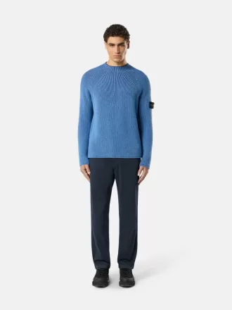 Pantalon chino coupe classique avec poches et patch Compass. Pantalon chino coupe classique avec poches et patch Compass.
