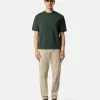 Pantalon chino coupe classique avec poches et patch Compass. Pantalon chino coupe classique avec poches et patch Compass.