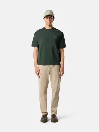Pantalon chino coupe classique avec poches et patch Compass. Pantalon chino coupe classique avec poches et patch Compass.