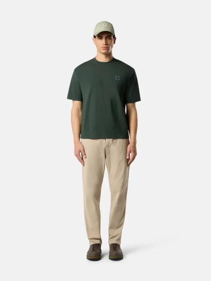 Pantalon chino coupe classique avec poches et patch Compass. Pantalon chino coupe classique avec poches et patch Compass.