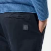 Pantalon chino coupe classique avec poches et patch Compass. Pantalon chino coupe classique avec poches et patch Compass.