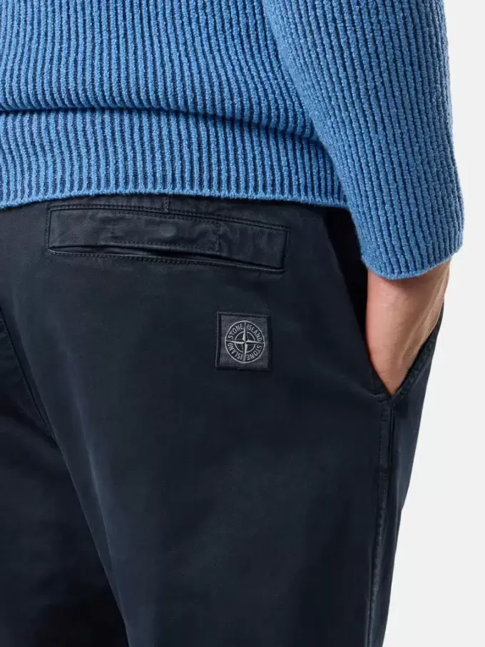 Pantalon chino coupe classique avec poches et patch Compass. Pantalon chino coupe classique avec poches et patch Compass.