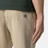 Pantalon chino coupe classique avec poches et patch Compass. Pantalon chino coupe classique avec poches et patch Compass.