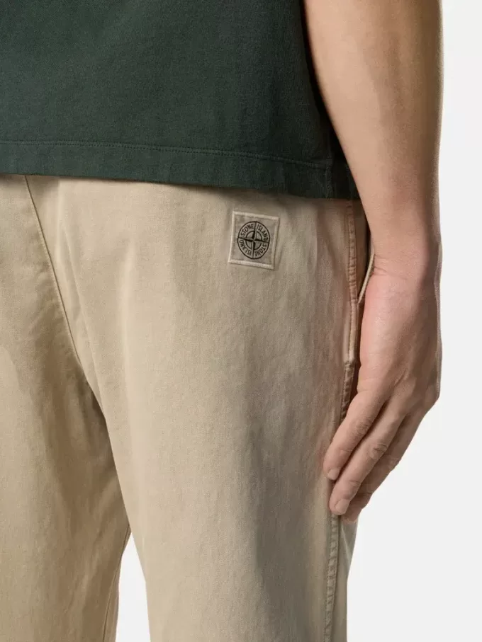 Pantalon chino coupe classique avec poches et patch Compass. Pantalon chino coupe classique avec poches et patch Compass.