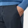 Pantalon chino coupe classique avec poches et patch Compass. Pantalon chino coupe classique avec poches et patch Compass.