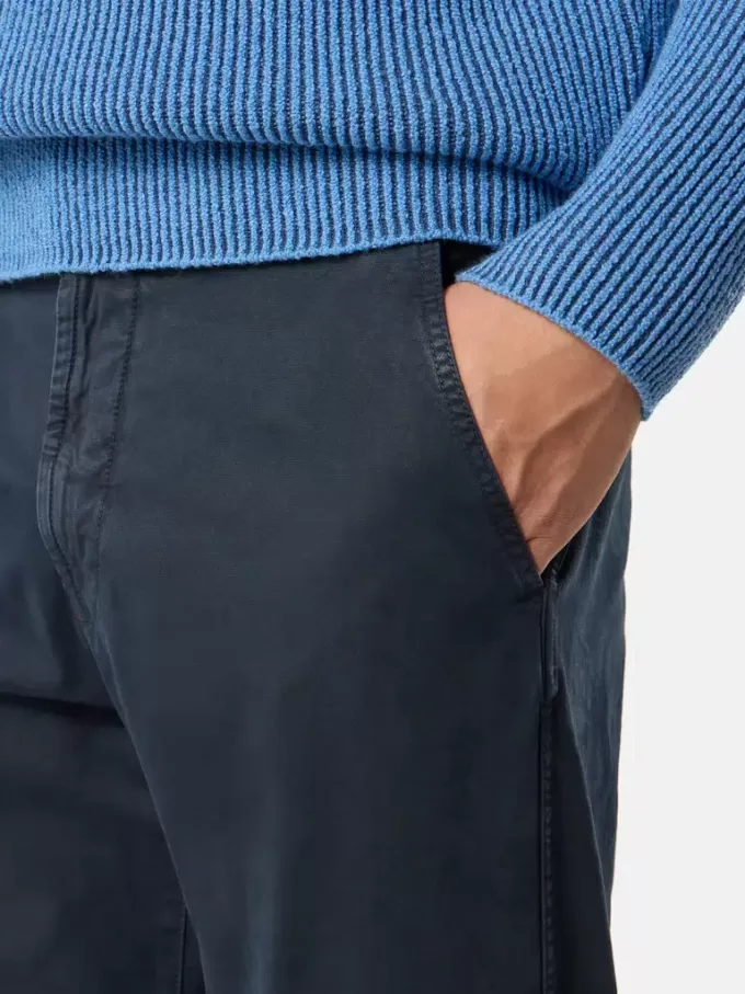 Pantalon chino coupe classique avec poches et patch Compass. Pantalon chino coupe classique avec poches et patch Compass.