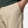 Pantalon chino coupe classique avec poches et patch Compass. Pantalon chino coupe classique avec poches et patch Compass.