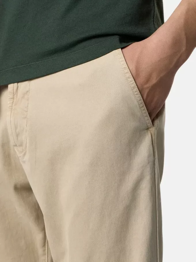 Pantalon chino coupe classique avec poches et patch Compass. Pantalon chino coupe classique avec poches et patch Compass.