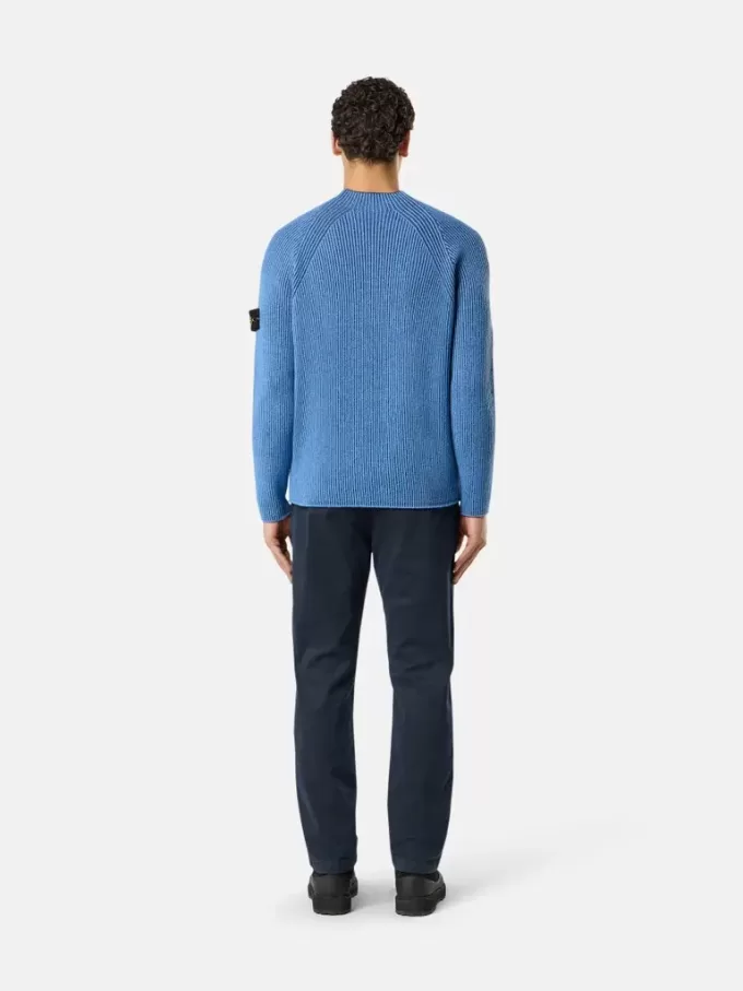 Pantalon chino coupe classique avec poches et patch Compass. Pantalon chino coupe classique avec poches et patch Compass.