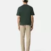 Pantalon chino coupe classique avec poches et patch Compass. Pantalon chino coupe classique avec poches et patch Compass.