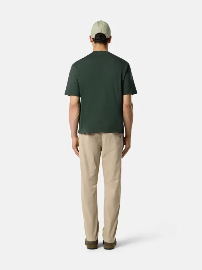 Pantalon chino coupe classique avec poches et patch Compass. Pantalon chino coupe classique avec poches et patch Compass.