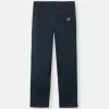 Pantalon chino coupe classique avec poches et patch Compass. Pantalon chino coupe classique avec poches et patch Compass.