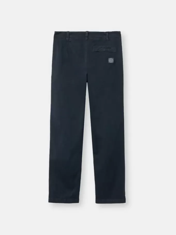 Pantalon chino coupe classique avec poches et patch Compass. Pantalon chino coupe classique avec poches et patch Compass.