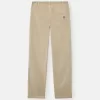 Pantalon chino coupe classique avec poches et patch Compass. Pantalon chino coupe classique avec poches et patch Compass.