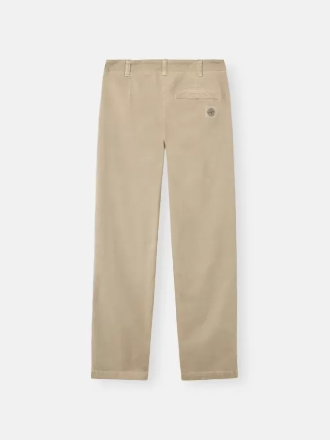 Pantalon chino coupe classique avec poches et patch Compass. Pantalon chino coupe classique avec poches et patch Compass.