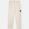 Pantalon chino à la coupe décontractée avec taille élastiquée. Pantalon chino à la coupe décontractée avec taille élastiquée.