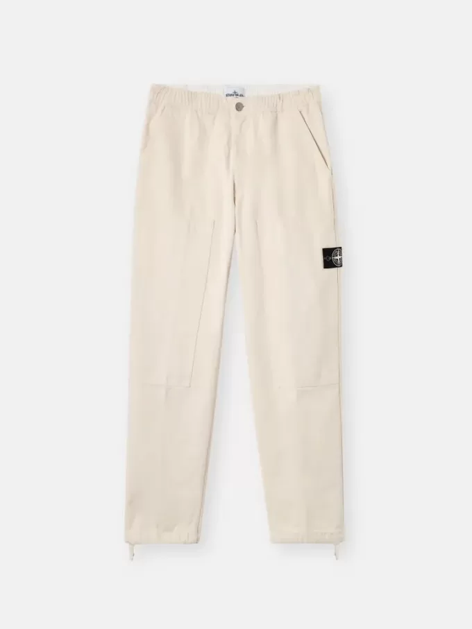 Pantalon chino à la coupe décontractée avec taille élastiquée. Pantalon chino à la coupe décontractée avec taille élastiquée.