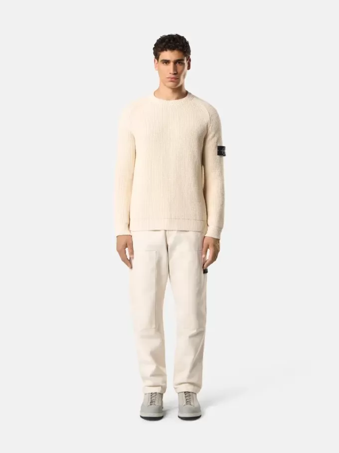 Pantalon chino à la coupe décontractée avec taille élastiquée. Pantalon chino à la coupe décontractée avec taille élastiquée.