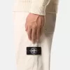 Pantalon chino à la coupe décontractée avec taille élastiquée. Pantalon chino à la coupe décontractée avec taille élastiquée.