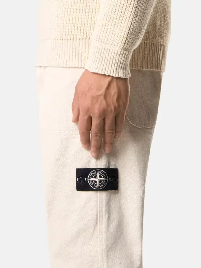 Pantalon chino à la coupe décontractée avec taille élastiquée. Pantalon chino à la coupe décontractée avec taille élastiquée.