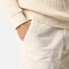 Pantalon chino à la coupe décontractée avec taille élastiquée. Pantalon chino à la coupe décontractée avec taille élastiquée.