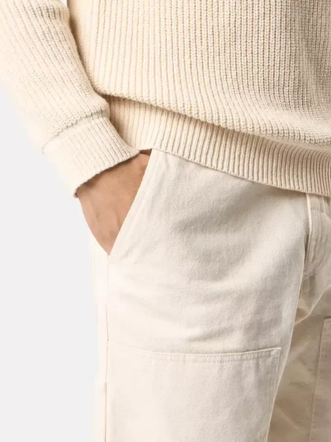 Pantalon chino à la coupe décontractée avec taille élastiquée. Pantalon chino à la coupe décontractée avec taille élastiquée.