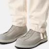 Pantalon chino à la coupe décontractée avec taille élastiquée. Pantalon chino à la coupe décontractée avec taille élastiquée.