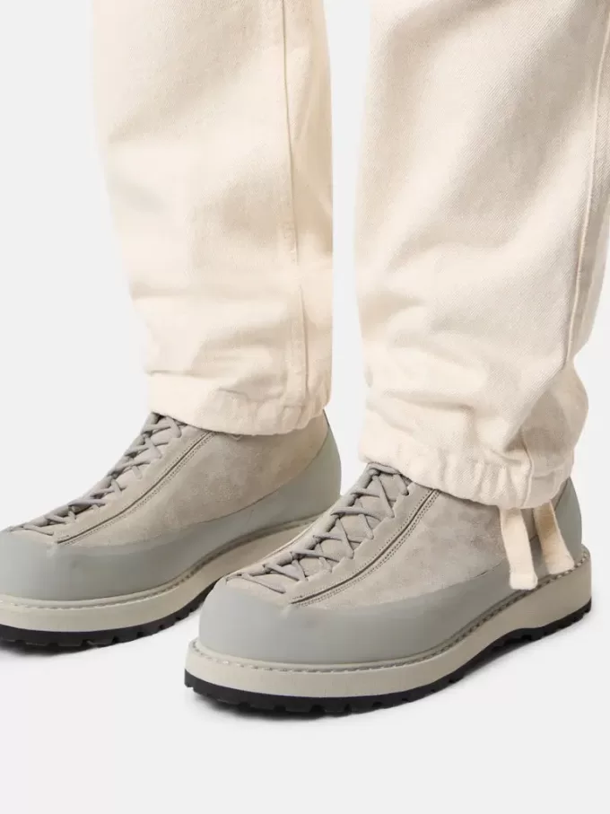 Pantalon chino à la coupe décontractée avec taille élastiquée. Pantalon chino à la coupe décontractée avec taille élastiquée.