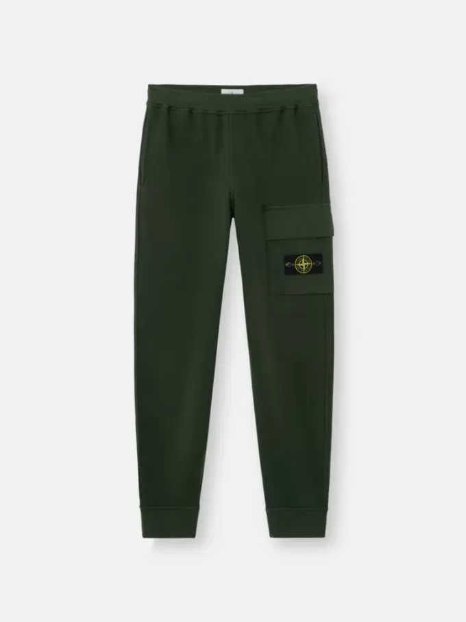 Pantalon de survêtement coupe classique avec poche à soufflet sur la jambe. Pantalon de survêtement coupe classique avec poche à soufflet sur la jambe.