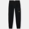 Pantalon de survêtement coupe classique avec poche à soufflet sur la jambe. Pantalon de survêtement coupe classique avec poche à soufflet sur la jambe.
