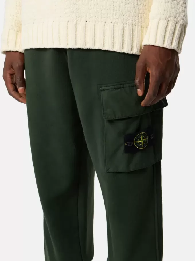 Pantalon de survêtement coupe classique avec poche à soufflet sur la jambe. Pantalon de survêtement coupe classique avec poche à soufflet sur la jambe.