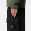 Pantalon de survêtement coupe classique avec poche à soufflet sur la jambe. Pantalon de survêtement coupe classique avec poche à soufflet sur la jambe.