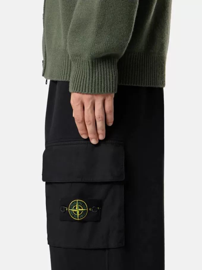 Pantalon de survêtement coupe classique avec poche à soufflet sur la jambe. Pantalon de survêtement coupe classique avec poche à soufflet sur la jambe.