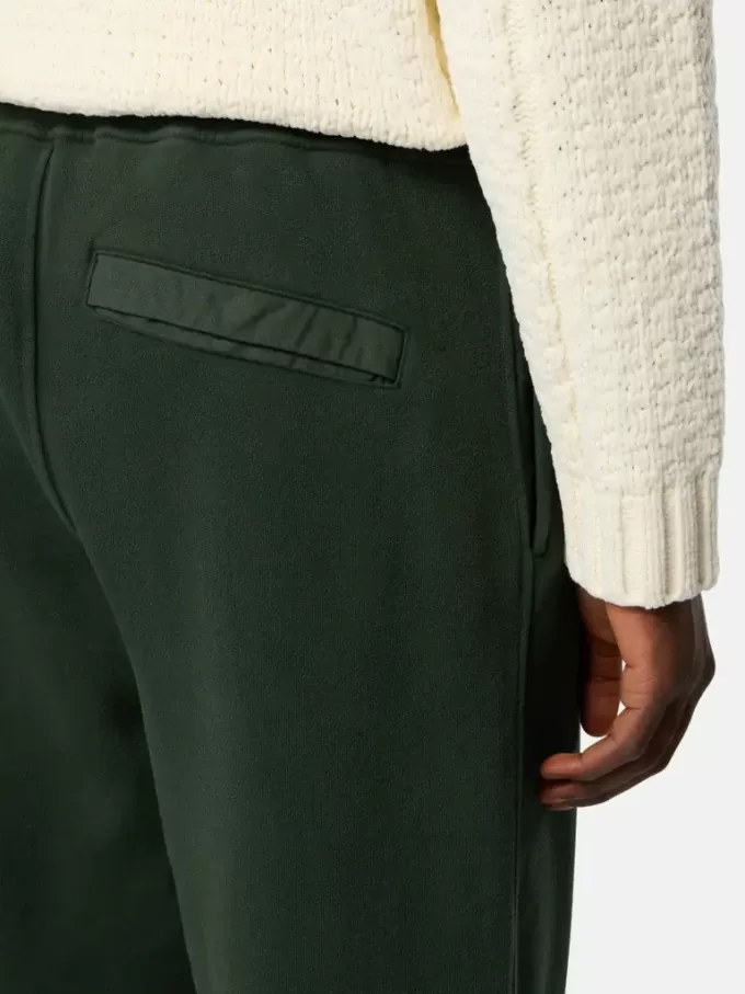 Pantalon de survêtement coupe classique avec poche à soufflet sur la jambe. Pantalon de survêtement coupe classique avec poche à soufflet sur la jambe.