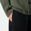 Pantalon de survêtement coupe classique avec poche à soufflet sur la jambe. Pantalon de survêtement coupe classique avec poche à soufflet sur la jambe.