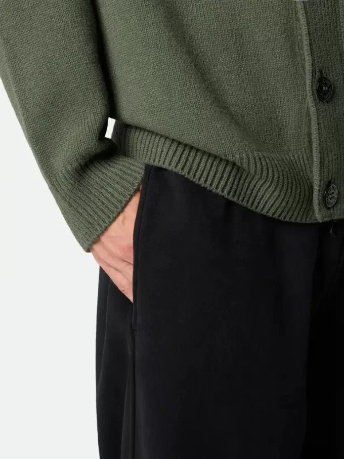 Pantalon de survêtement coupe classique avec poche à soufflet sur la jambe. Pantalon de survêtement coupe classique avec poche à soufflet sur la jambe.