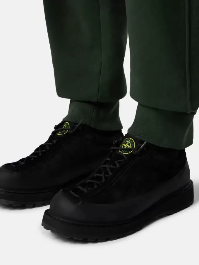 Pantalon de survêtement coupe classique avec poche à soufflet sur la jambe. Pantalon de survêtement coupe classique avec poche à soufflet sur la jambe.