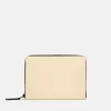 Pochette avec compartiments internes et fermeture à glissière. Pochette avec compartiments internes et fermeture à glissière.