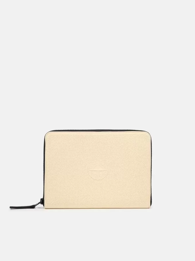 Pochette avec compartiments internes et fermeture à glissière. Pochette avec compartiments internes et fermeture à glissière.