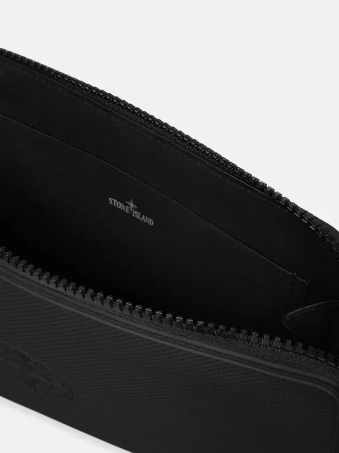 Pochette avec compartiments internes et fermeture à glissière. Pochette avec compartiments internes et fermeture à glissière.