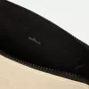 Pochette avec compartiments internes et fermeture à glissière. Pochette avec compartiments internes et fermeture à glissière.
