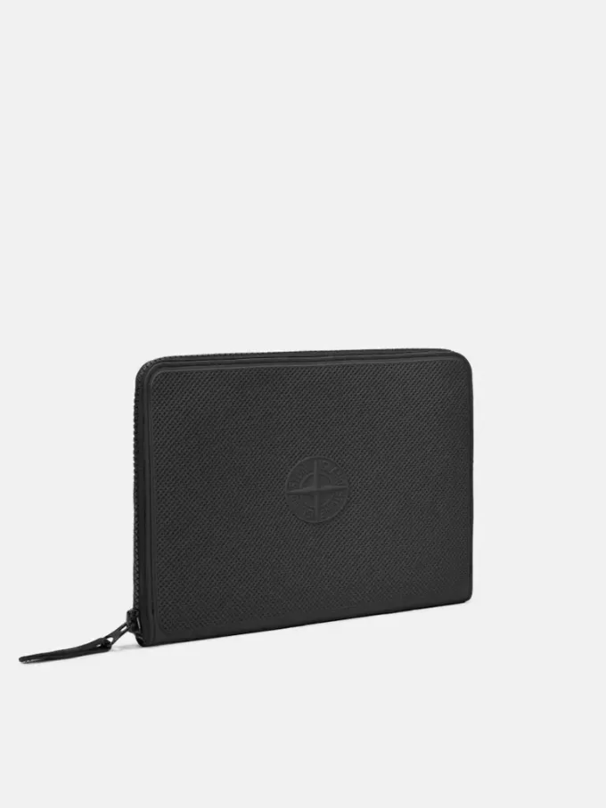Pochette avec compartiments internes et fermeture à glissière. Pochette avec compartiments internes et fermeture à glissière.