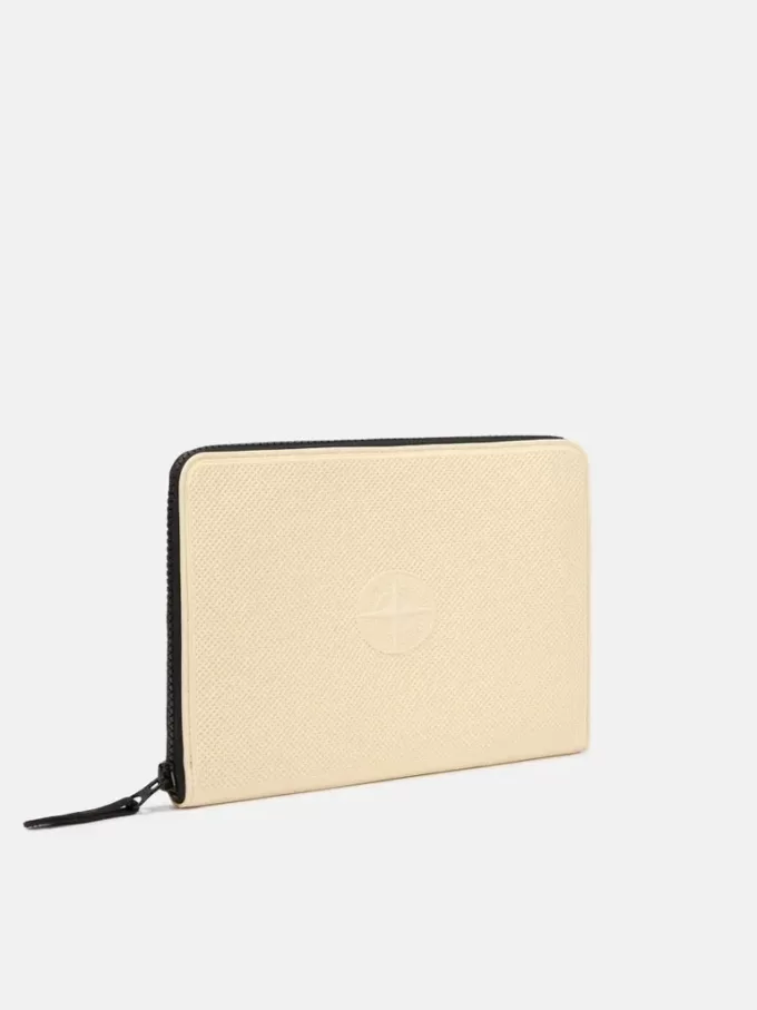 Pochette avec compartiments internes et fermeture à glissière. Pochette avec compartiments internes et fermeture à glissière.