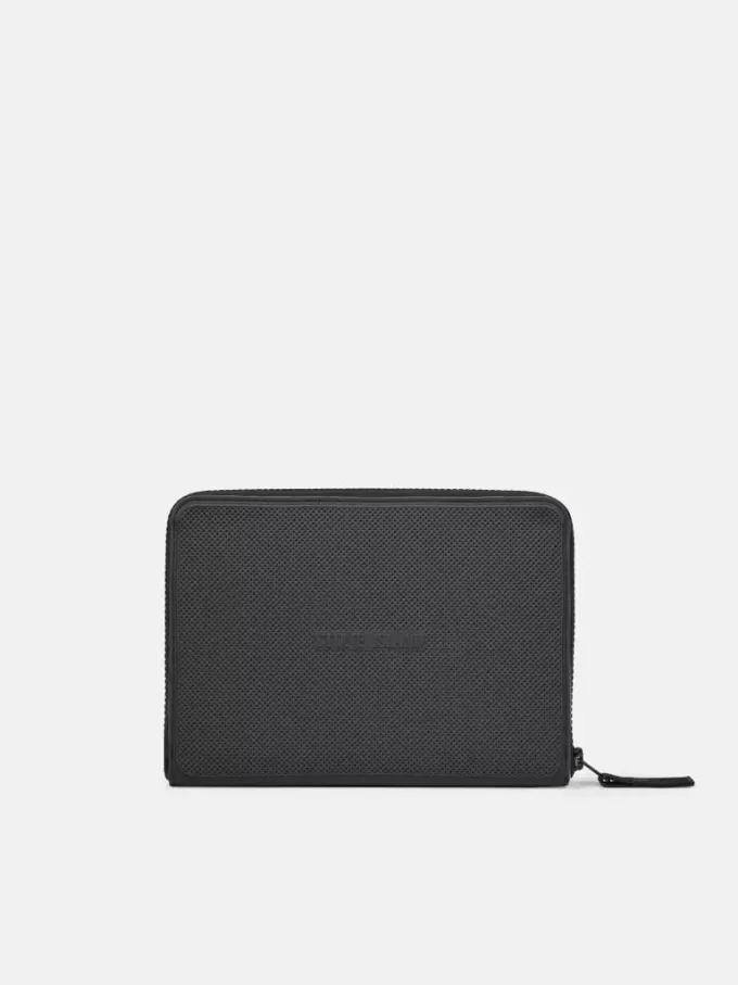 Pochette avec compartiments internes et fermeture à glissière. Pochette avec compartiments internes et fermeture à glissière.