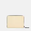 Pochette avec compartiments internes et fermeture à glissière. Pochette avec compartiments internes et fermeture à glissière.