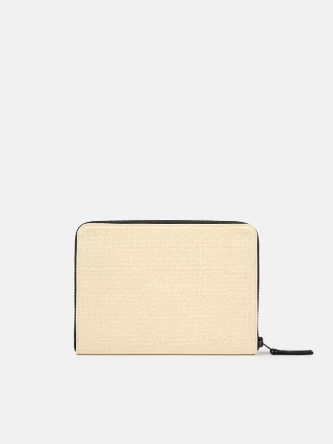 Pochette avec compartiments internes et fermeture à glissière. Pochette avec compartiments internes et fermeture à glissière.