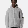 Pull à capuche zippé avec poches et côtes de pêcheur.