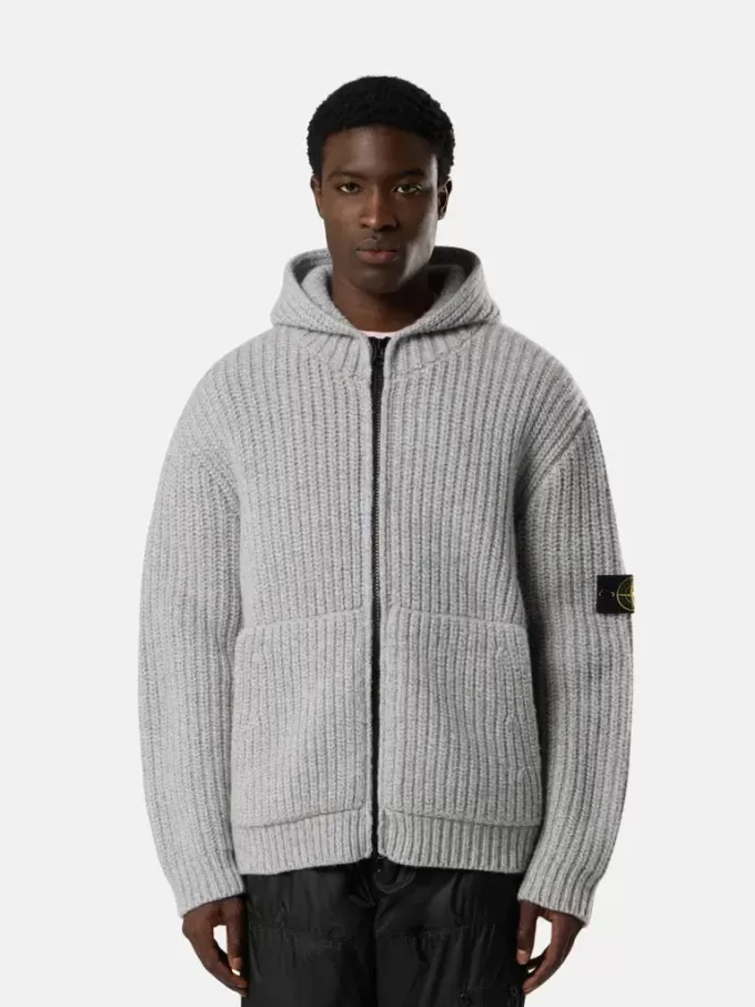 Pull à capuche zippé avec poches et côtes de pêcheur.