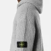 Pull à capuche zippé avec poches et côtes de pêcheur.