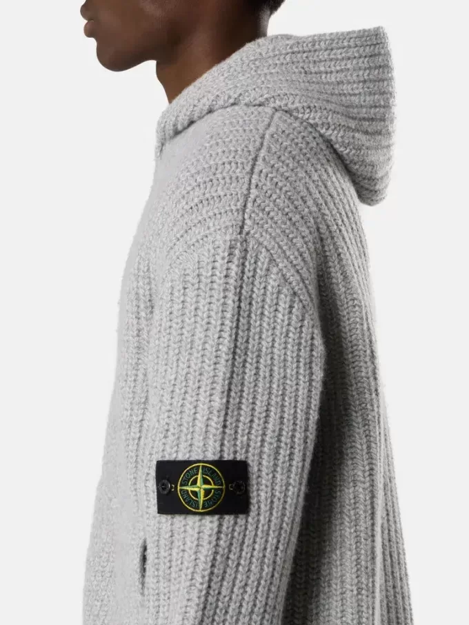 Pull à capuche zippé avec poches et côtes de pêcheur.